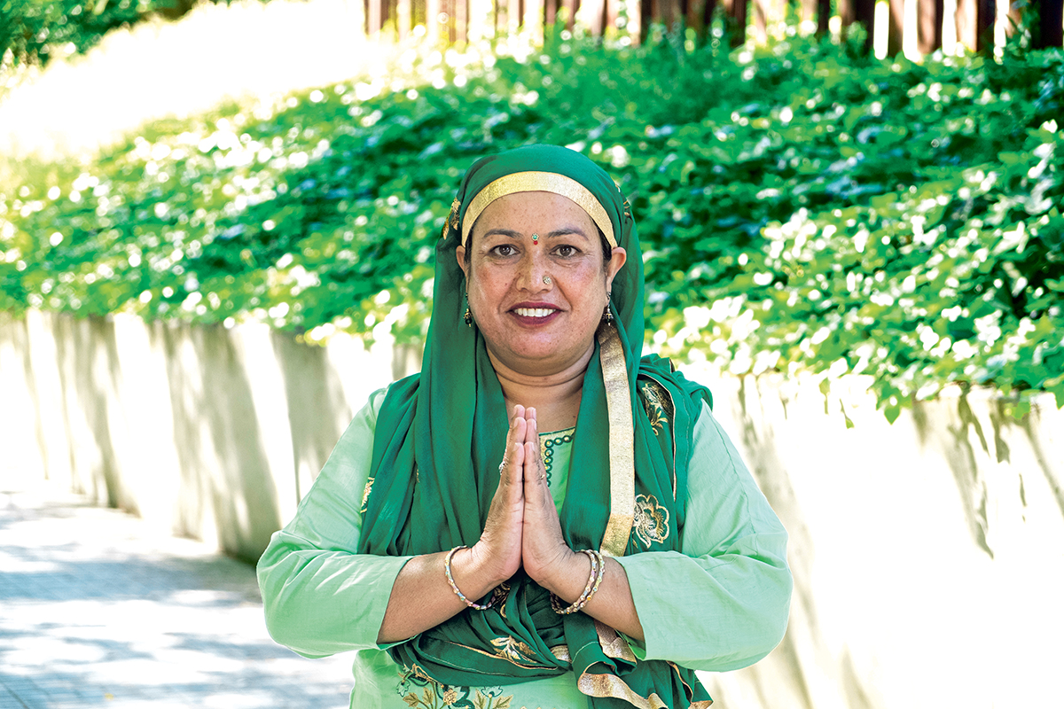 Urmila Devi, activista india y vecina del barrio de la Vinya: “Somos felicidad”