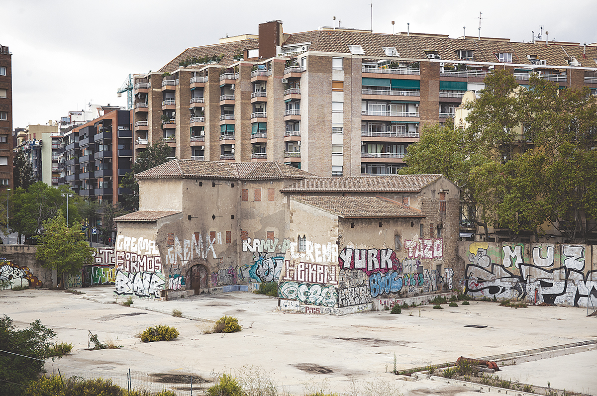 Les associacions veïnals davant la inauguració dels Jardins de la Torre del Fang