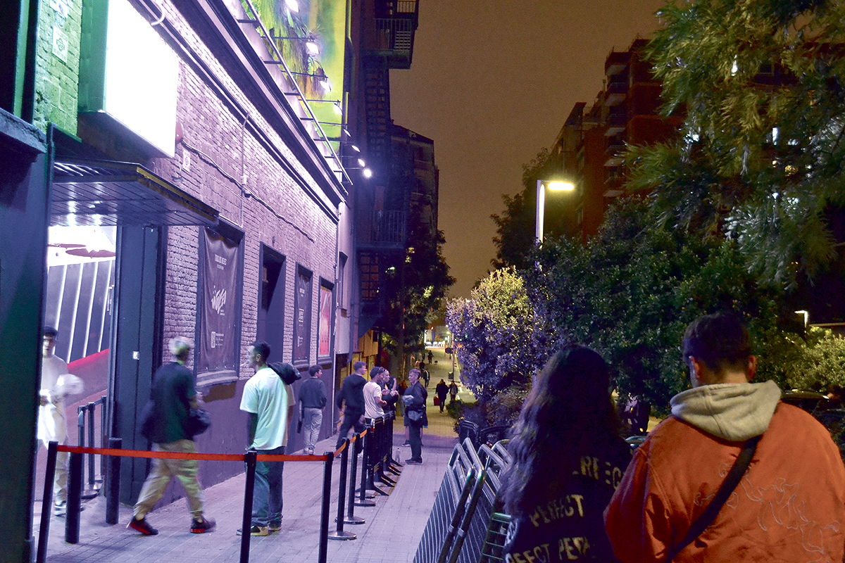 Diversos grups de joves a la porta de la discoteca Wolf Barcelona, abans Sr. Lobo, al carrer dels Almogàvers