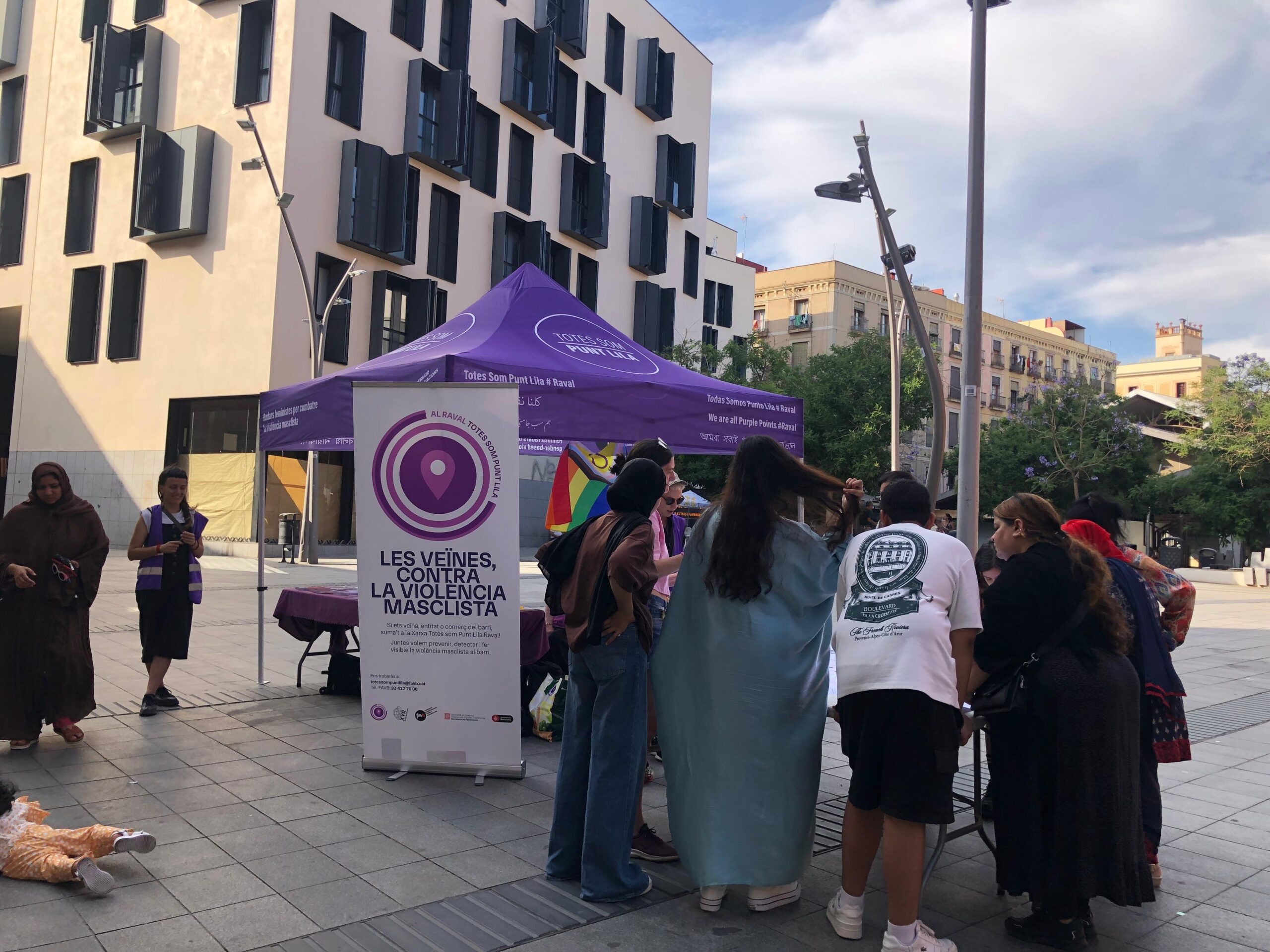 El Raval inaugura la seva xarxa de punts lila amb una ruta